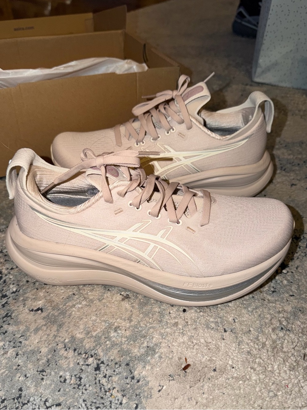Women's ASICS Gel Nimbus 28 - Picture 2 of 7